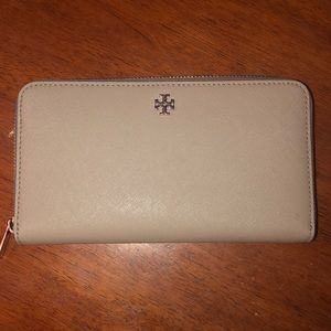 Nearly brand new Tory Burch wallet!